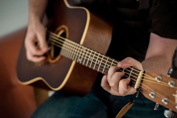 Quels sont les meilleurs moyens d'apprendre la guitare acoustique en ligne?